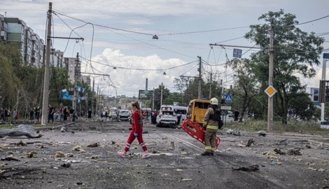 Trümmer liegen nach einem russischen Angriff auf einer Straße in Sumy im Norden der Ukraine 