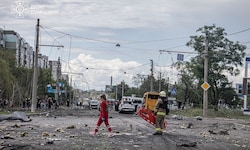 Trümmer liegen nach einem russischen Angriff auf einer Straße in Sumy im Norden der Ukraine 