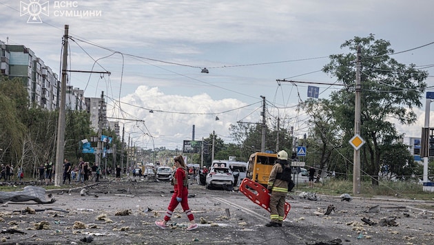 Trümmer liegen nach einem russischen Angriff auf einer Straße in Sumy im Norden der Ukraine