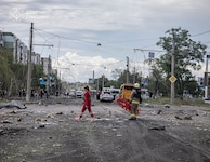 Trümmer liegen nach einem russischen Angriff auf einer Straße in Sumy im Norden der Ukraine 