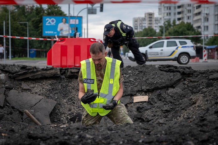 Nach einem Raketeneinschlag in Kiew werden die Schden untersucht.