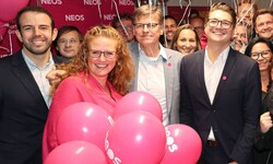 Da war die Welt noch pink: Veit Dengler am Tag der Nationalratswahl mit den steirischen NEOS