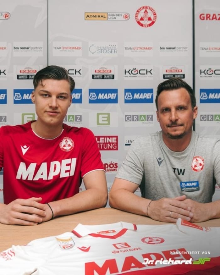 Petar Markovic (l. neben Sportchef Tino Wawra) feierte gegen KSV sein GAK-Debüt.