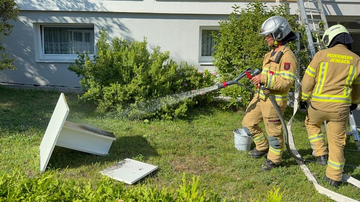 Ein Wohnzimmertisch war in Brand geraten.