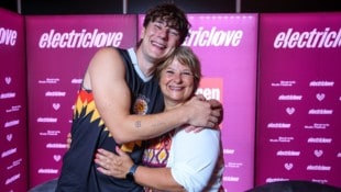 Da strahlten zwei um die Wette: Der deutsche Star-DJ Bunt nahm seine Mama mit zum ELF.