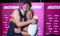 Da strahlten zwei um die Wette: Der deutsche Star-DJ Bunt nahm seine Mama mit zum ELF.