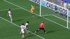 England-Keeper Pickford kann dem Ball nur hinterherschauen.