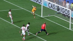 England-Keeper Pickford kann dem Ball nur hinterherschauen.