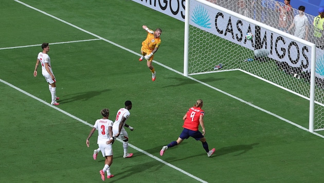 England-Keeper Pickford kann dem Ball nur hinterherschauen.