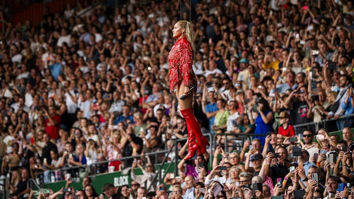 Zu Beginn des Konzerts schwebte Queen Helene über den Köpfen der Fans hinweg auf die Bühne ...