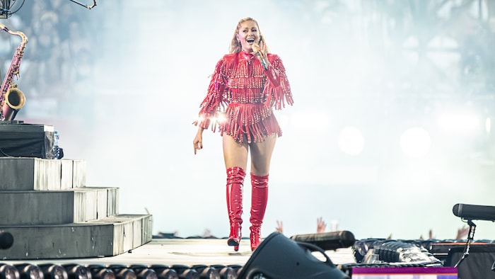 Wie ein Engel aus dem Licht: Helene Fischer betritt die Bühne nicht, sie erscheint.