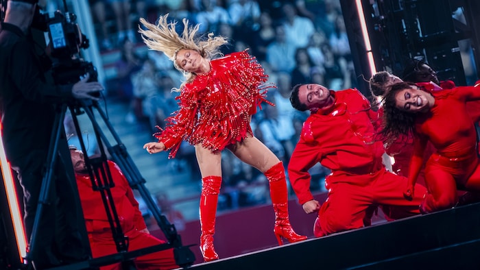 Bei den vielen poppigen Elementen in der Show von Helene Fischer darf die wilde Mähne ruhig ...