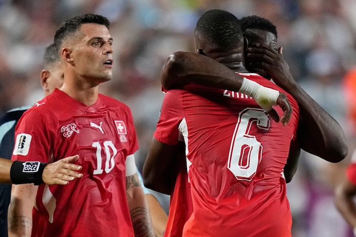 Mitspieler veruschen, ihren Kumpel Embolo zu trösten. Der ist völlig aufgelöst.