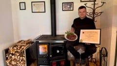 Lukas Haudum mit seiner ausgezeichneten Blunzn und der Urkunde, die den Mühlviertler einmal mehr ...