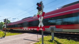 Es ist noch nicht klar, ob die Frau bei Rot über die Gleise gegangen ist. (Symbolbild)