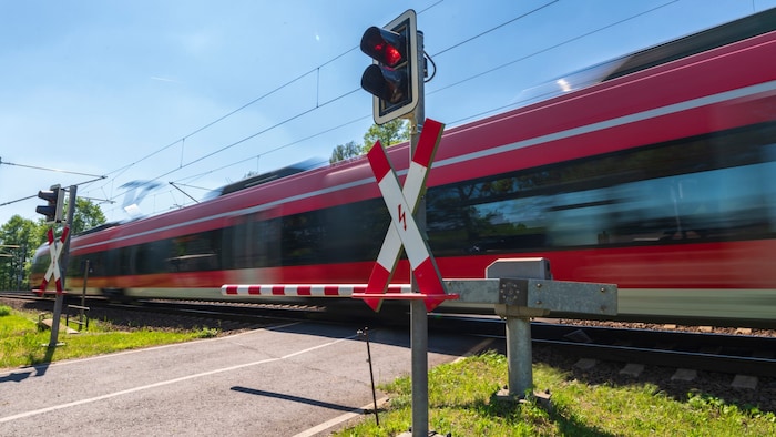 Es ist noch nicht klar, ob die Frau bei Rot über die Gleise gegangen ist. (Symbolbild)