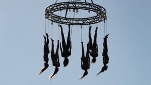 Holzingers Performerinnen wurde wie Fabelwesen aus dem Wasser gezogen und schwebten nackt und ...