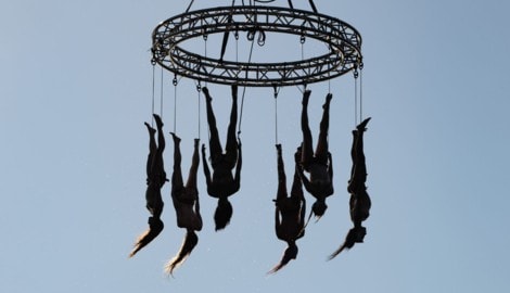 Holzingers Performerinnen wurde wie Fabelwesen aus dem Wasser gezogen und schwebten nackt und ...