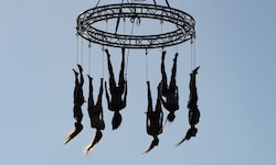 Holzingers Performerinnen wurde wie Fabelwesen aus dem Wasser gezogen und schwebten nackt und ...