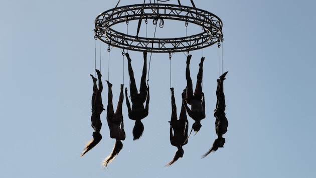 Holzingers Performerinnen wurde wie Fabelwesen aus dem Wasser gezogen und schwebten nackt und ...