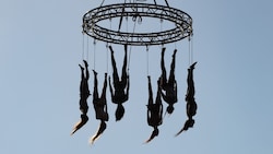 Holzingers Performerinnen wurde wie Fabelwesen aus dem Wasser gezogen und schwebten nackt und ...