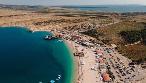 Der Zrce Beach erwartet ab 18. Juli wieder Tausende österreichische Feierbegeisterte.