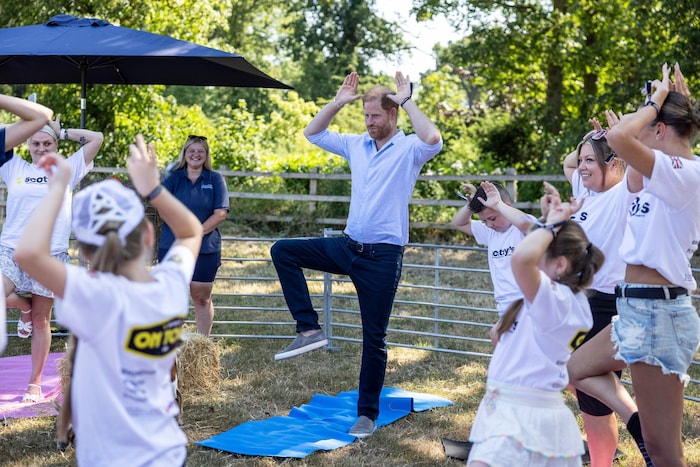 Prinz Harry machte beim Ziegen-Yoga eine gute Figur.