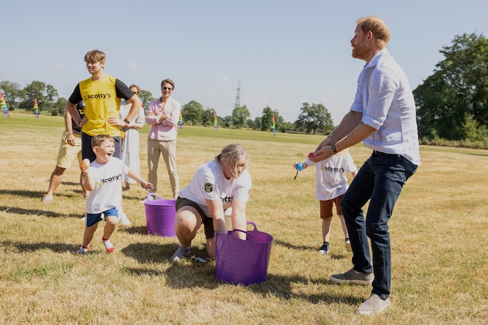 Auch bei der Wasserschlacht hatte Prinz Harry an diesem Nachmittag eine Mordshetz.