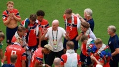 Norwegen-Coach Stale Solbakken (mi.)