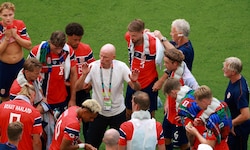 Norwegen-Coach Stale Solbakken (mi.)