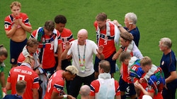 Norwegen-Coach Stale Solbakken (mi.)