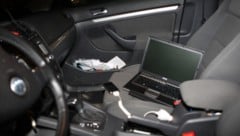 Der Mann suchte in den Autos nach Wertgegenständen (Symbolbild).