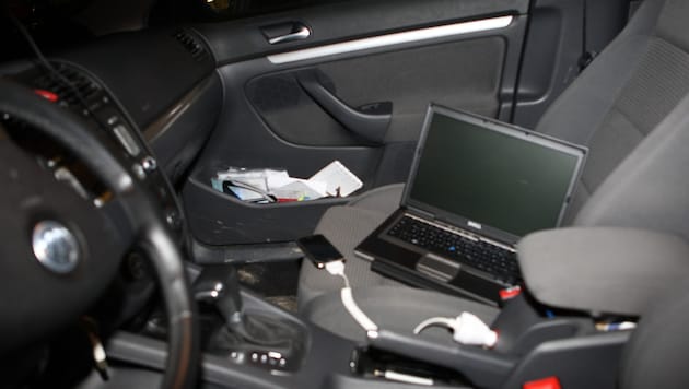 Der Mann suchte in den Autos nach Wertgegenständen (Symbolbild).