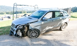 Das Fahrzeug des Unfalllenkers wurde arg in Mitleidenschaft gezogen.