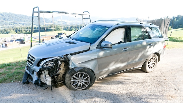 Das Fahrzeug des Unfalllenkers wurde arg in Mitleidenschaft gezogen.