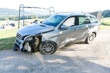 Das Fahrzeug des Unfalllenkers wurde arg in Mitleidenschaft gezogen.