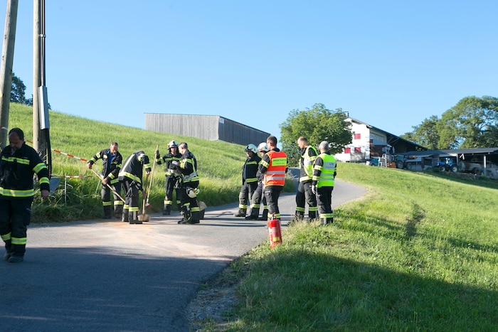 Die Feuerwehr Langen säuberte die Fahrbahn und setzte dabei Ölbindemittel ein.