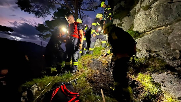 Im felsigen und unzugänglichen Gelände wurde das Feuer bekämpft.