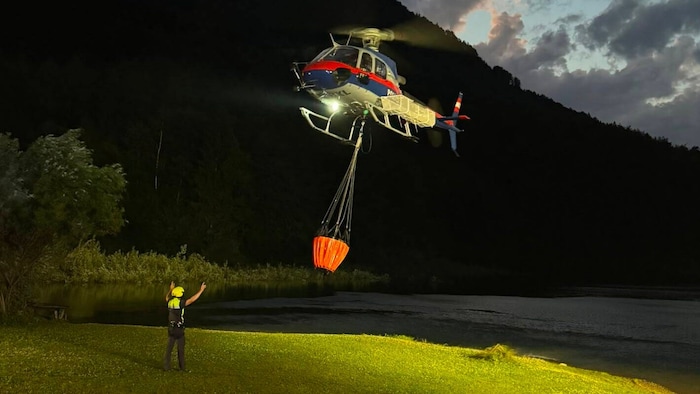 Der Polizeihubschrauber Libelle löschte aus der Luft.
