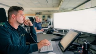 Manche Notfalldisponenten der Wiener Berufsrettung nutzen Headsets, Rene Öhler bevorzugt den ...