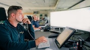 Manche Notfalldisponenten der Wiener Berufsrettung nutzen Headsets, Rene Öhler bevorzugt den ...