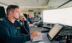 Manche Notfalldisponenten der Wiener Berufsrettung nutzen Headsets, Rene Öhler bevorzugt den ...