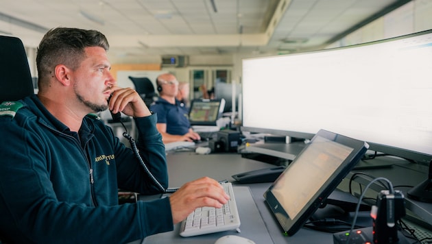 Manche Notfalldisponenten der Wiener Berufsrettung nutzen Headsets, Rene Öhler bevorzugt den ...