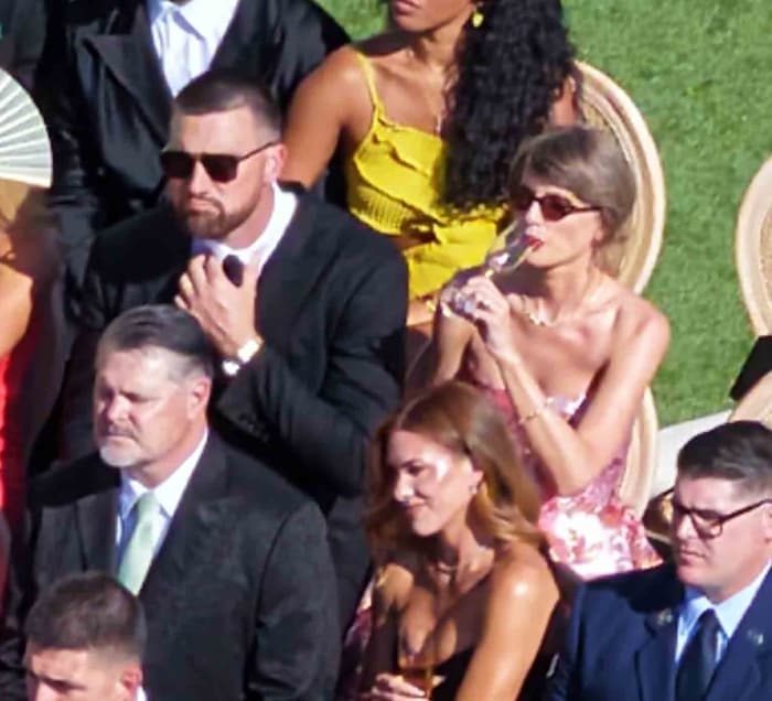 Taylor Swift genoss Champagner und tauschte mit ihrem frisch angetrauten Ehemann während der ...