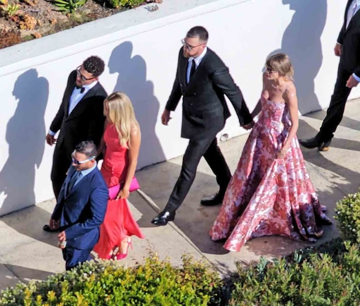 Hand in Hand kamen Travis Kelce und Taylor Swift zur Hochzeit von JuJu Smith-Schuster und Laura ...
