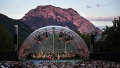 Das Bruckner Orchester im Toscanapark Gmunden, im Hintergrund der Traunstein der „rosaroten“ ...