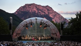 Das Bruckner Orchester im Toscanapark Gmunden, im Hintergrund der Traunstein der „rosaroten“ ...