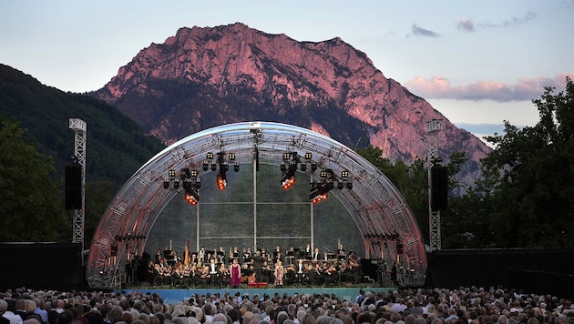 Das Bruckner Orchester im Toscanapark Gmunden, im Hintergrund der Traunstein der „rosaroten“ ...