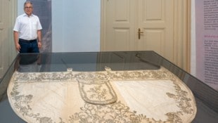 Sisis Hochzeitskleid ist bei der Sonderschau frau:macht:kunst im Museum im Stift St. Paul zu ...