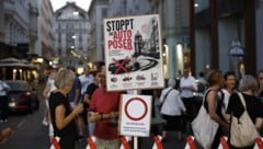 Die Tuchlauben wurde Samstagabend wieder von den Anrainern mittels Demo gesperrt.